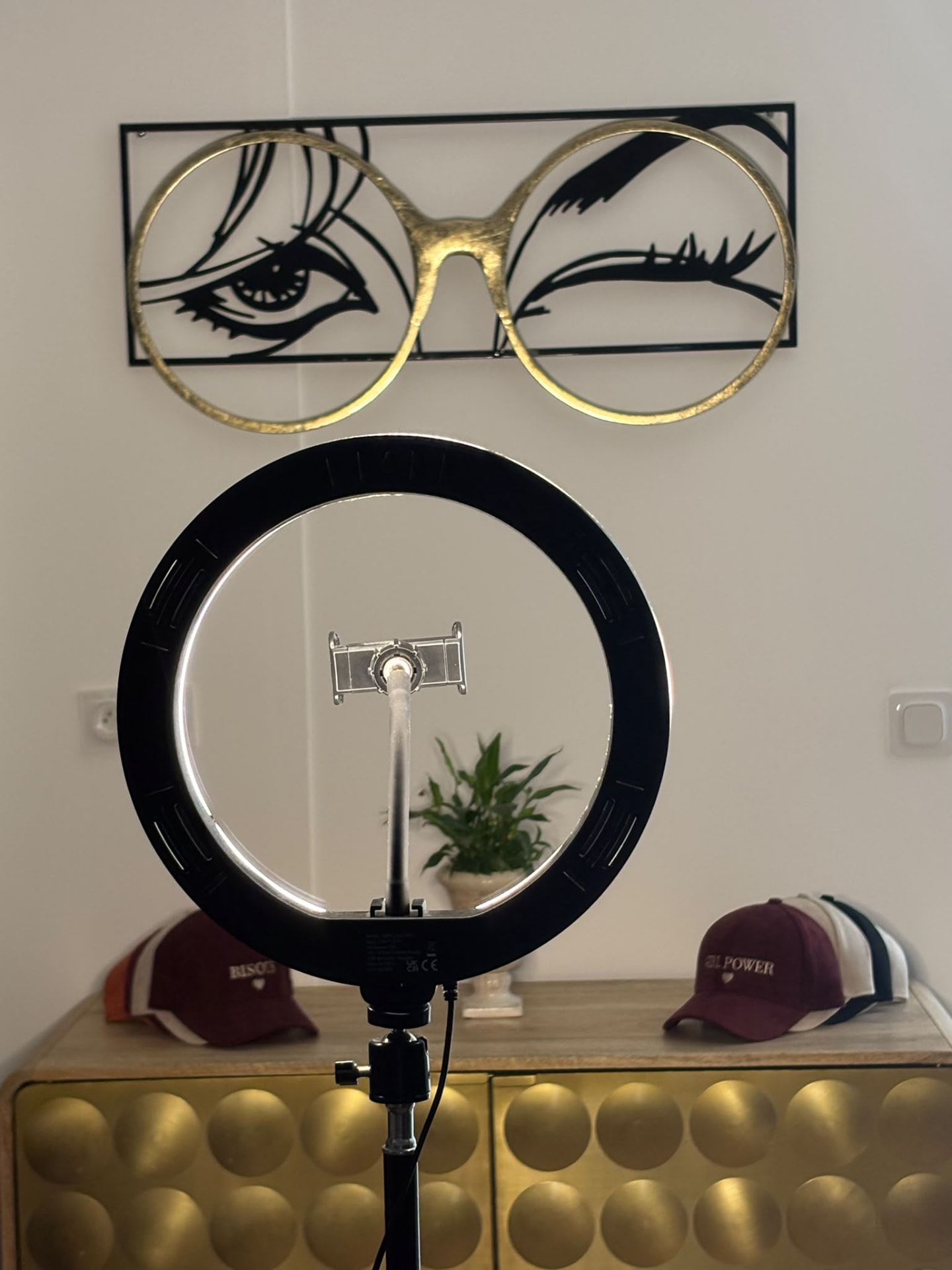 Le poste de live de Julie : anneau de lumière et casquettes BISOUS & GIRL POWER